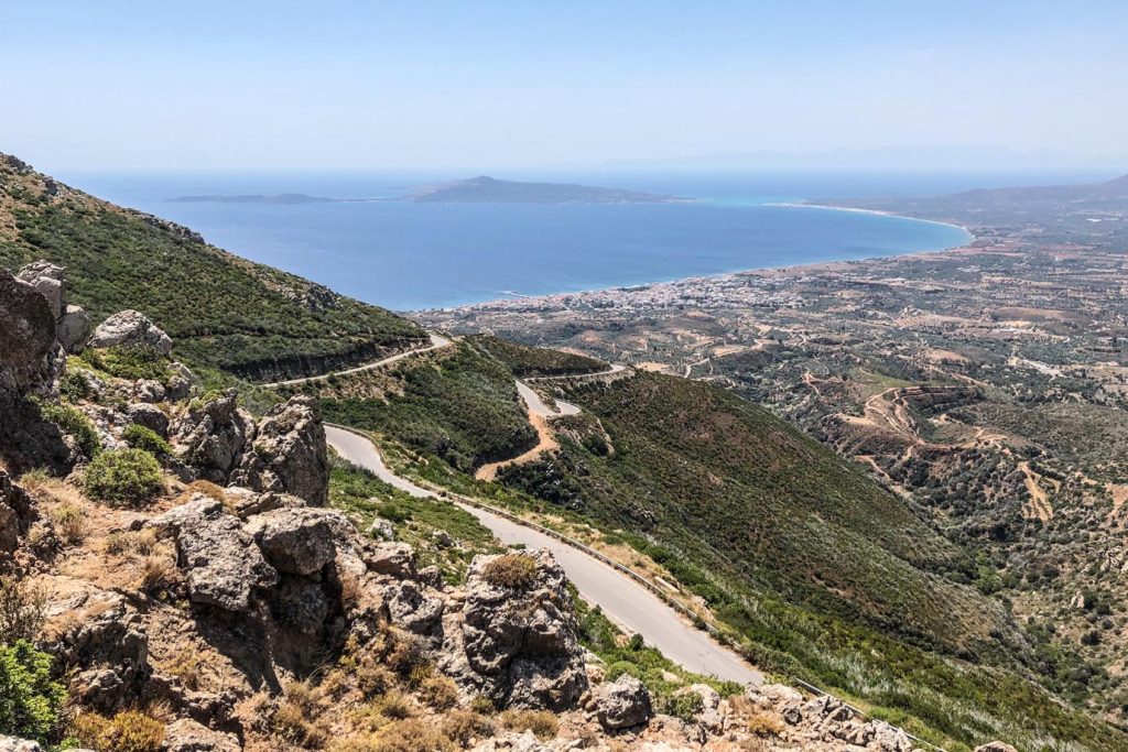 Vista sulla baia di Vatika dal Capo Malea, sullo sfondo (in azzurro più chiaro) le acque poco profonde dello stretto di Elafonisos (Simona Dalla Valle)