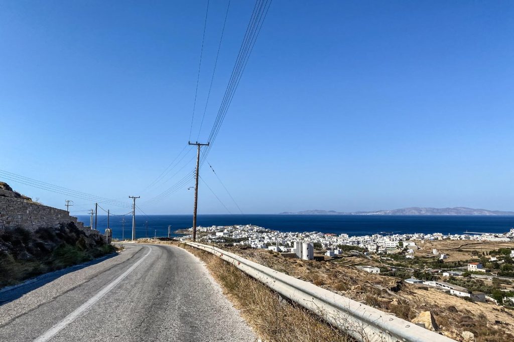 Vista di Tinos città, in lontananza la silhouette dell’isola di Siros