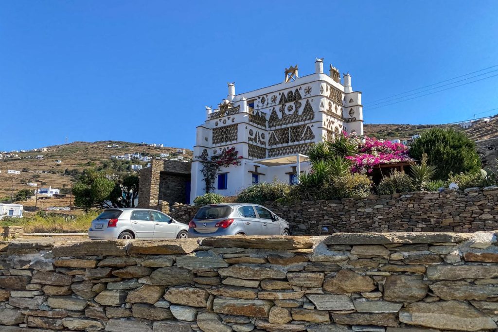 Decorazioni geometriche tipiche delle colombaie su una struttura di accoglienza