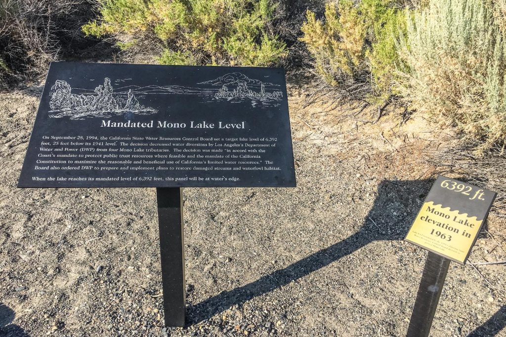 Se il lago tornasse ai livelli originari, questi cartelli sarebbero a filo d’acqua