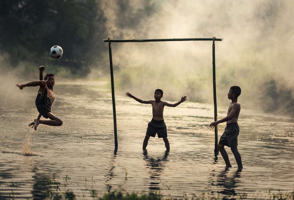 Alla fine si può giocare a calcio anche senza maglia… (Pxhere)