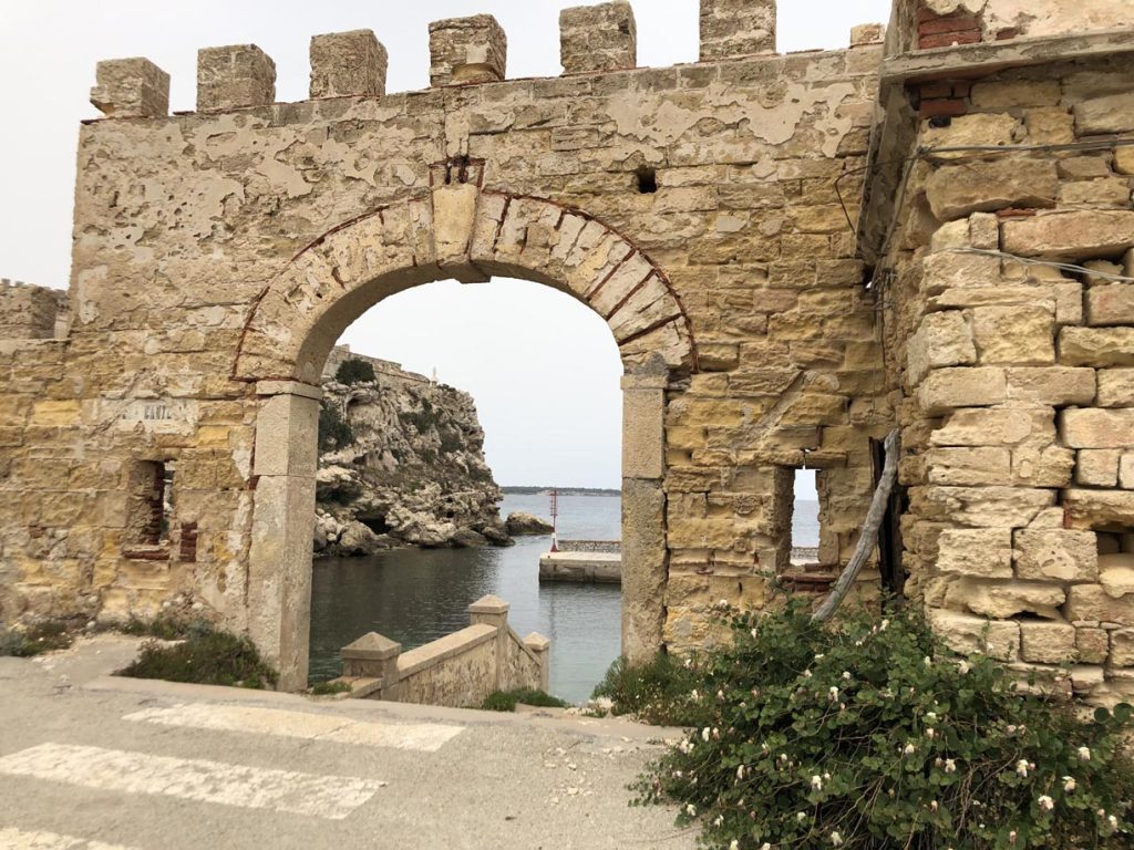 La porta merlata che conduce all’antico approdo