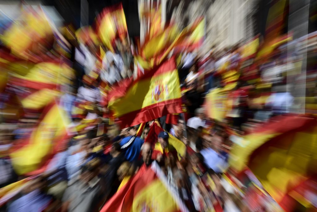 Da più di tre mesi, da quando cioè è scoppiata la questione catalana, spuntano numerosissime in tutto il Paese le bandiere spagnole (AFP)