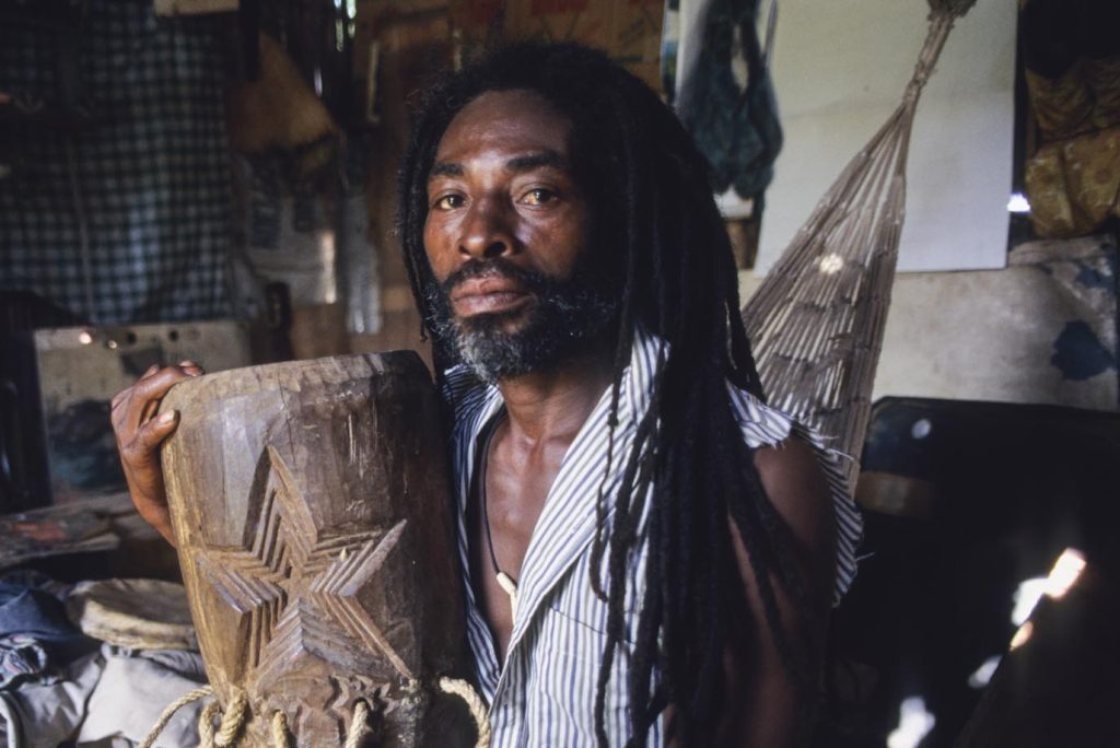 Jesus, uno scultore naïf scolpisce sul legno «I suoi sogni» e l’universo dei garifunas.