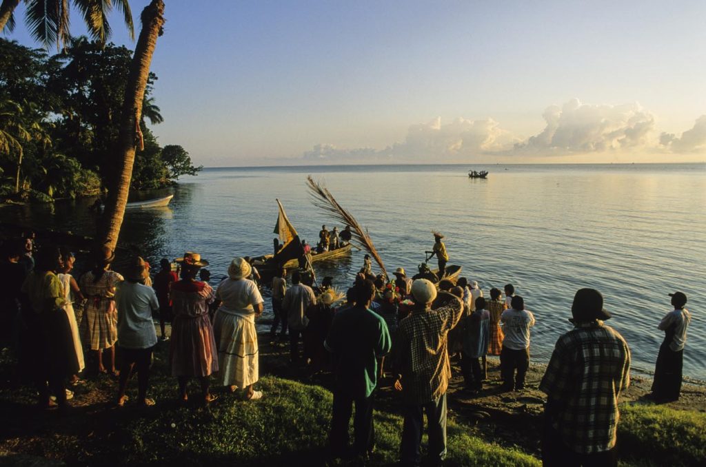 Il 26 novembre la popolazione aspetta in riva al mare zattere e barche che rievocano lo sbarco dei primi garifunas guidati da Marcos Sanchez Diaz.