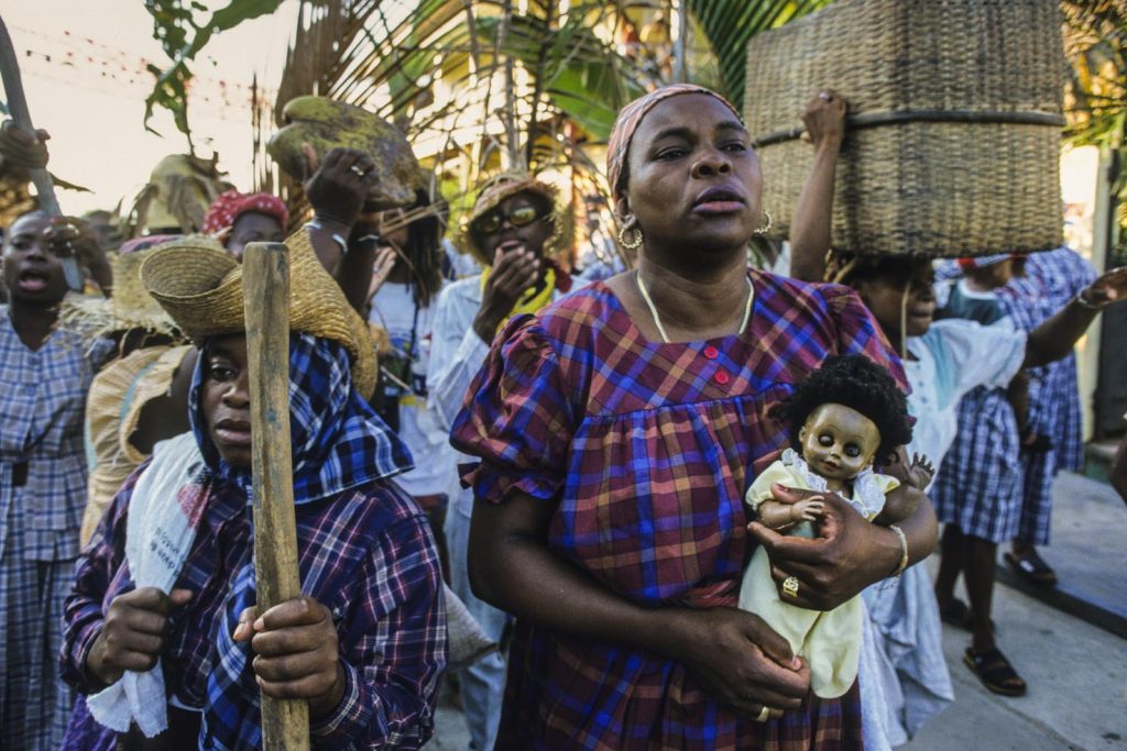 Una ragazza festeggia l’arrivo dei primi coloni con una una puchinga simbolo dell’obeah, le pratiche legate alla magia bianca e nera.