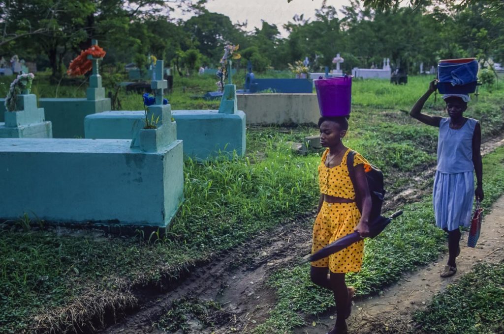 Il cimitero di Livingston è un luogo rispettato e temuto. Al centro si alza una grande ceiba, l’albero sacro dei Maya.