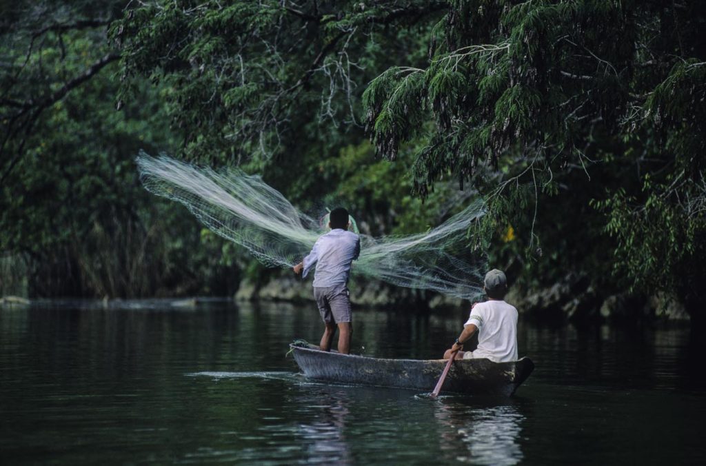 Lungo il Rio Dulce, che sfocia nel golfo di Amatique davanti a Livingston, piccoli insediamenti di pescatori tra gli alberi della selva.
