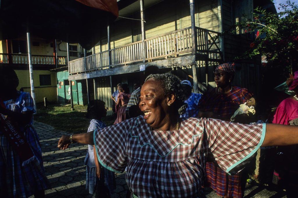 Festeggiamenti per il Dìa Nacional del Pueblo Garìfuna e il loro - riti rigorosamente chiusi agli estranei - per placare spiriti inquieti.