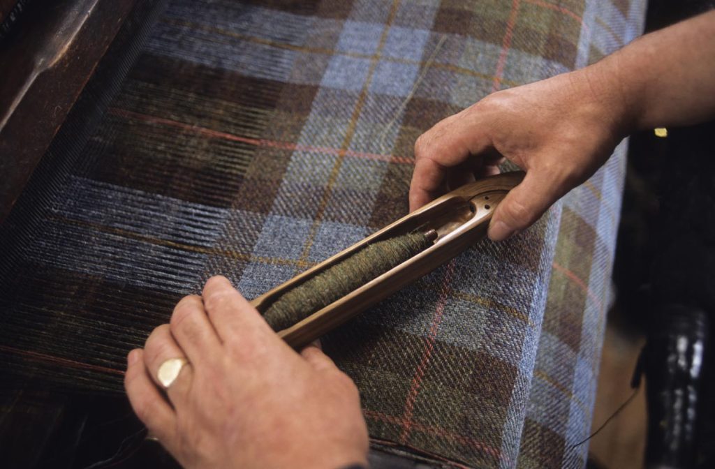 L’Harris Tweed è ancora tessuto dai tessitori nelle proprie case