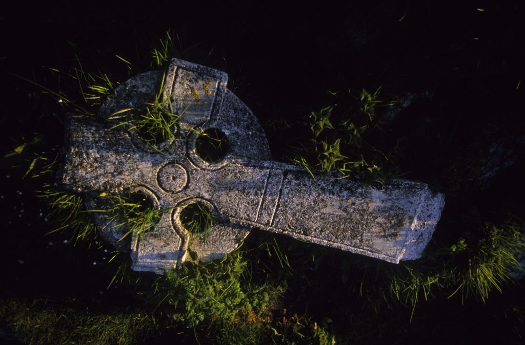Cappella medievale e sepolcreto a Howmore sull'Isola di South Uist (Ebridi Esterne)