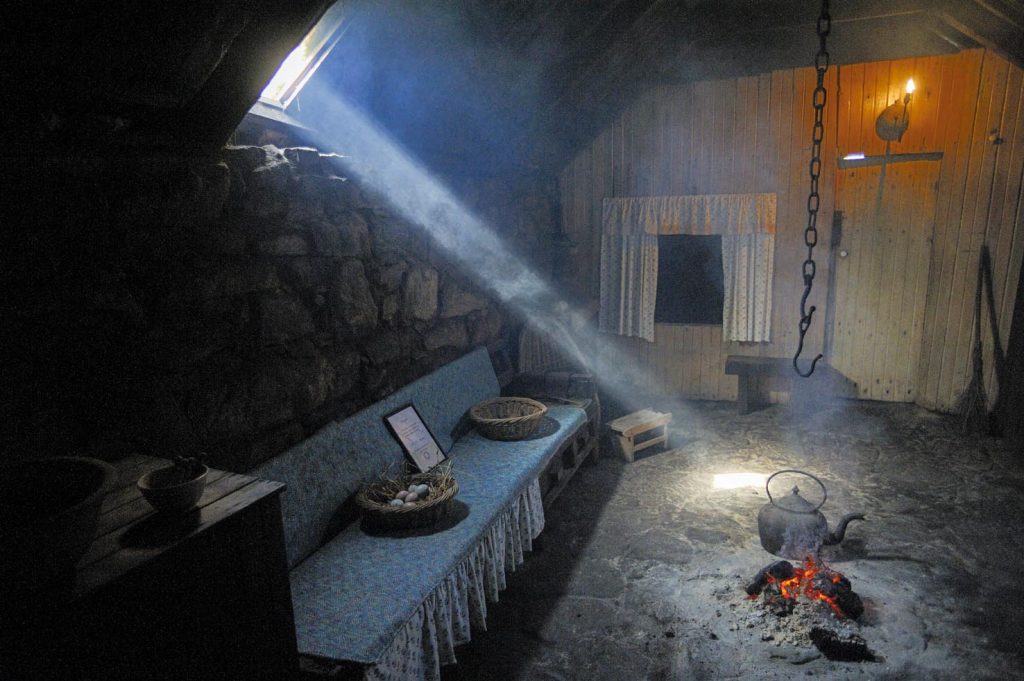 Arnol, una tradizionale casa nera, nel Black House Museum, sull'Isola di Lewis
