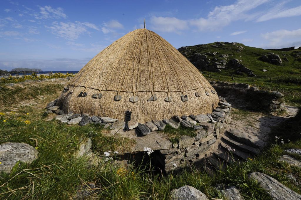 Ricostruzione di una delle case di ferro scoperte nelle dune di sabbia nel 1992