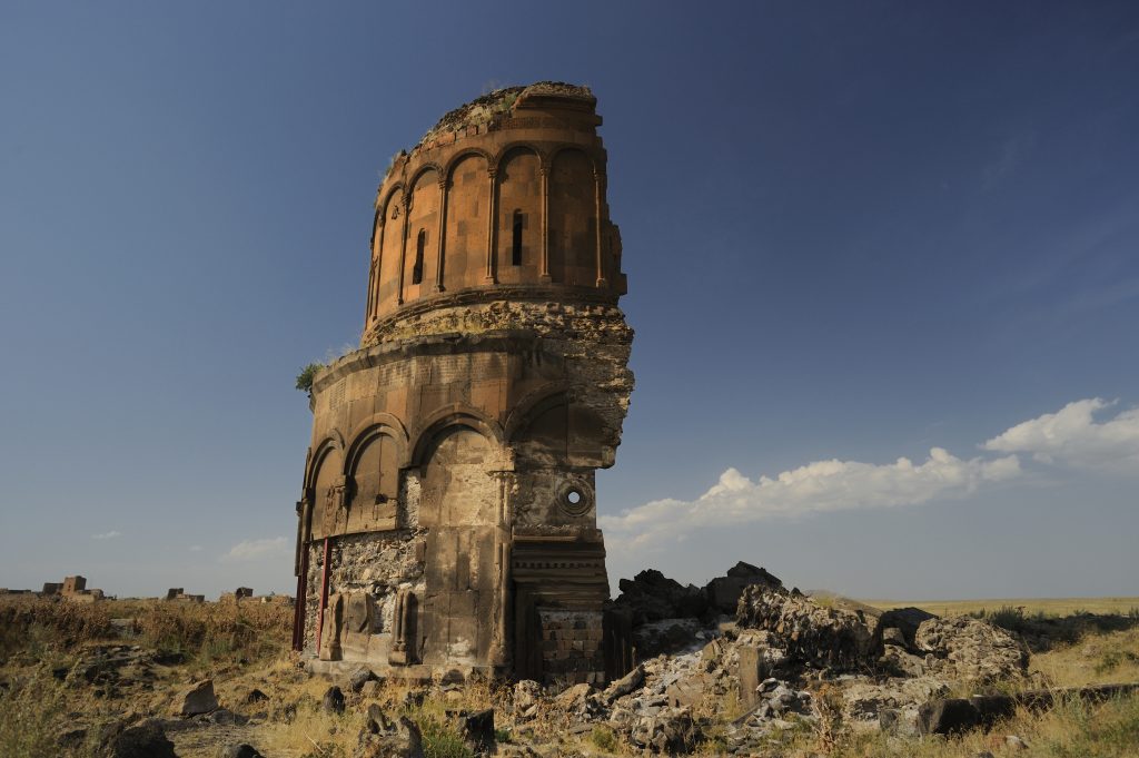 La chiesa del Redentore (Surb Prkich) fu completata dopo il 1035 per ospitare un frammento della Vera Croce