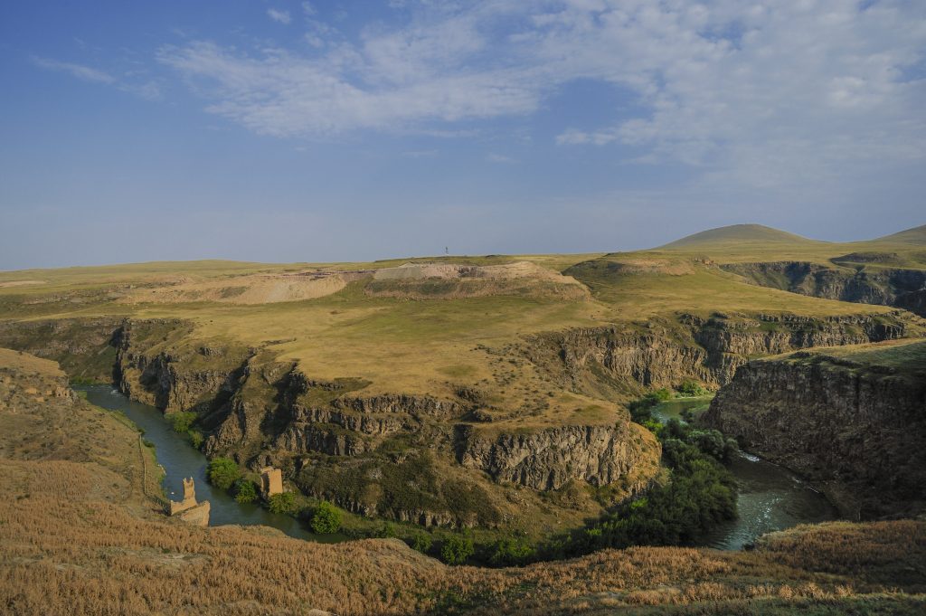 Ani è protetta sul lato orientale dal burrone dell'Arpa Kayi che fa parte dell'attuale confine tra la Turchia (primo piano) e l'Armenia (sullo sfondo)