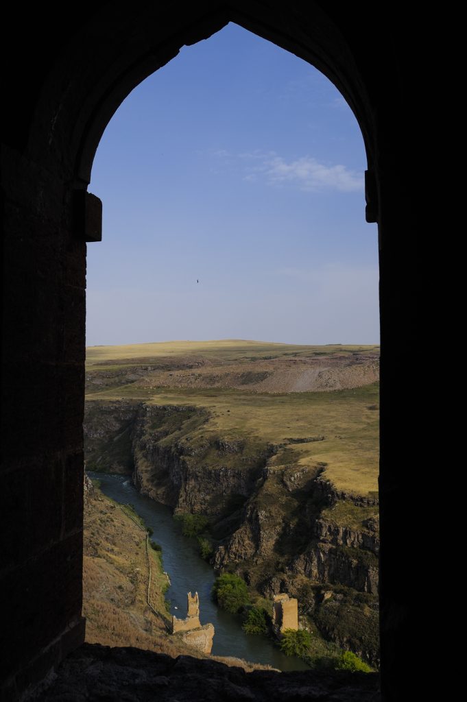 Vista del fiume Arpa Kayi dalla moschea Minuchir
