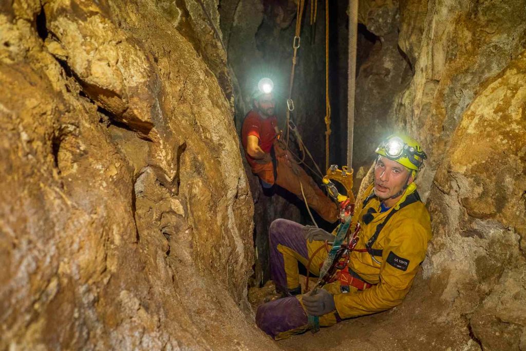L’astronauta Luca Parmitano e il geologo Francesco Sauro nella grotta Cucchiara, a Sciacca, Sicilia (ESA / Natalino Russo)