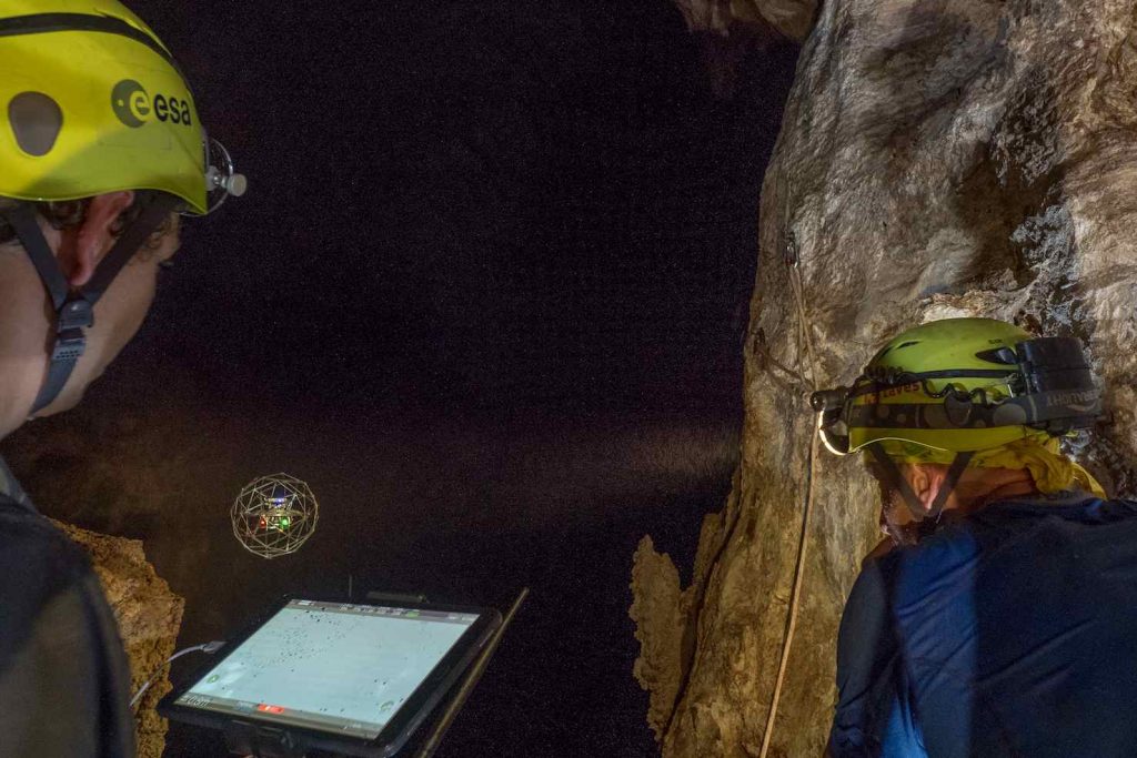 Un esponente del team con Luca Parmitano manovra il drone nella grotta Cucchiara (ESA / Natalino Russo)