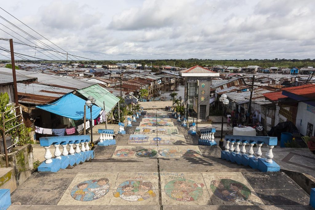 Nel quartiere di Belem a Iquitos, si sensibilizza la gente su temi come salute, alimentazione, educazione e ambiente con «murales» dipinti per terra