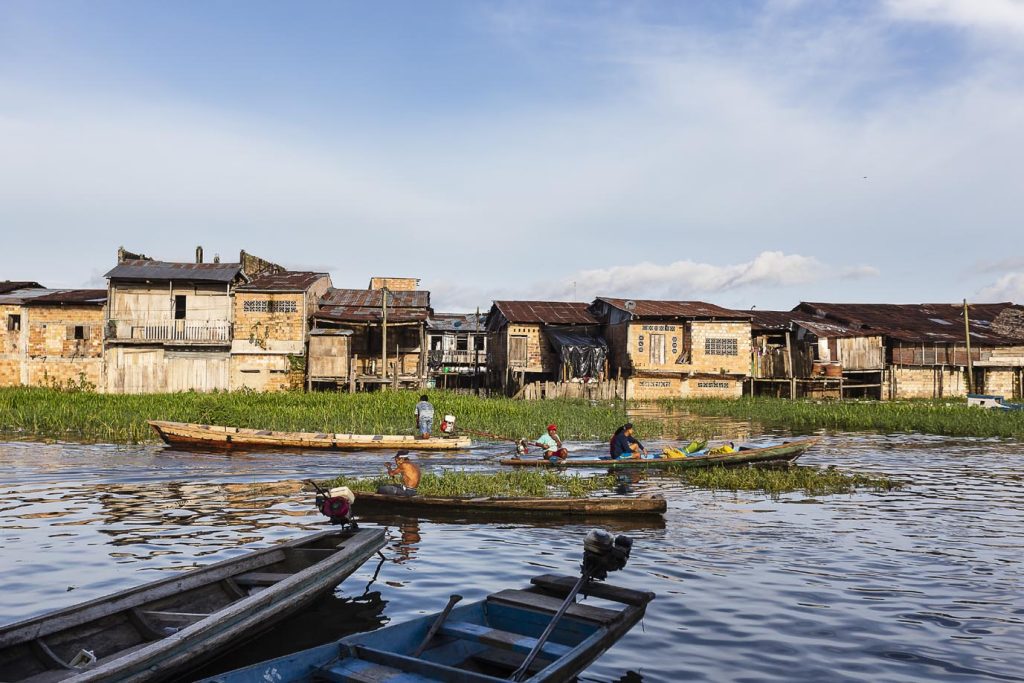 Parte della città è letteralmente costruita in acqua, con palafitte e case flottanti costruite su zattere che si adeguano alla portata del fiume