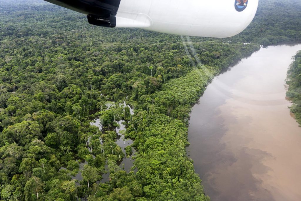 In volo sopra la foresta quando i fiumi sono gonfi d’acqua che esonda. Poiché le (poche) piste sono impraticabili ci si sposta in idrovolante