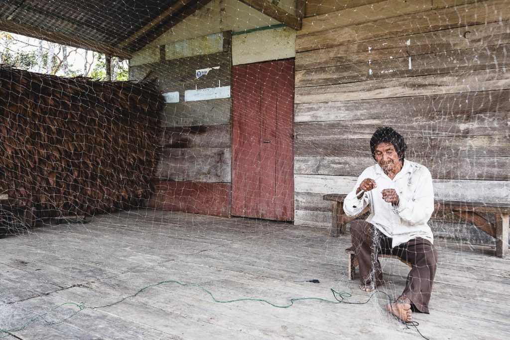 La pesca è una delle fonti di cibo principali nei villaggi lungo i fiumi amazzonici. Quando piove si lavora per riparare reti e attrezzature