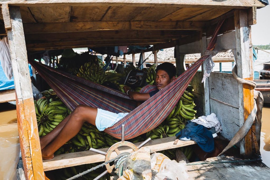 Il platano è insieme a riso e yucca alla base dell’alimentazione quotidiana, integrata con ciò che la foresta e il fiume regalano