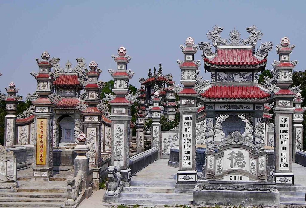 Un gruppo di tombe di una delle Città dei fantasmi sulla Laguna di Hue (Massimo Morello)