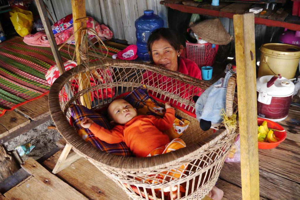 Un neonato in un villaggio di pescatori. Cullarli in queste specie di altalene serve ad abituarli alla vita in mare (Massimo Morello)