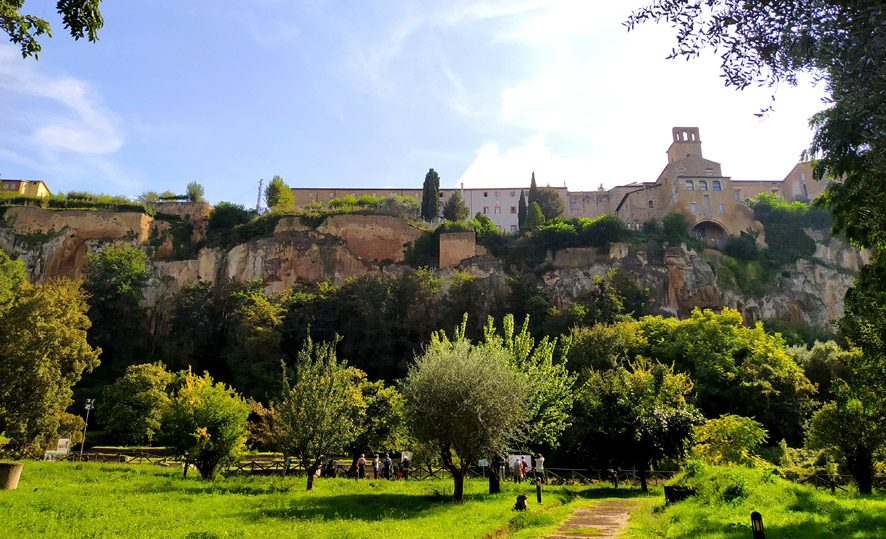 Le necropoli si trovano a volte nelle immediate vicinanze dei borghi (Paolo Brovelli)