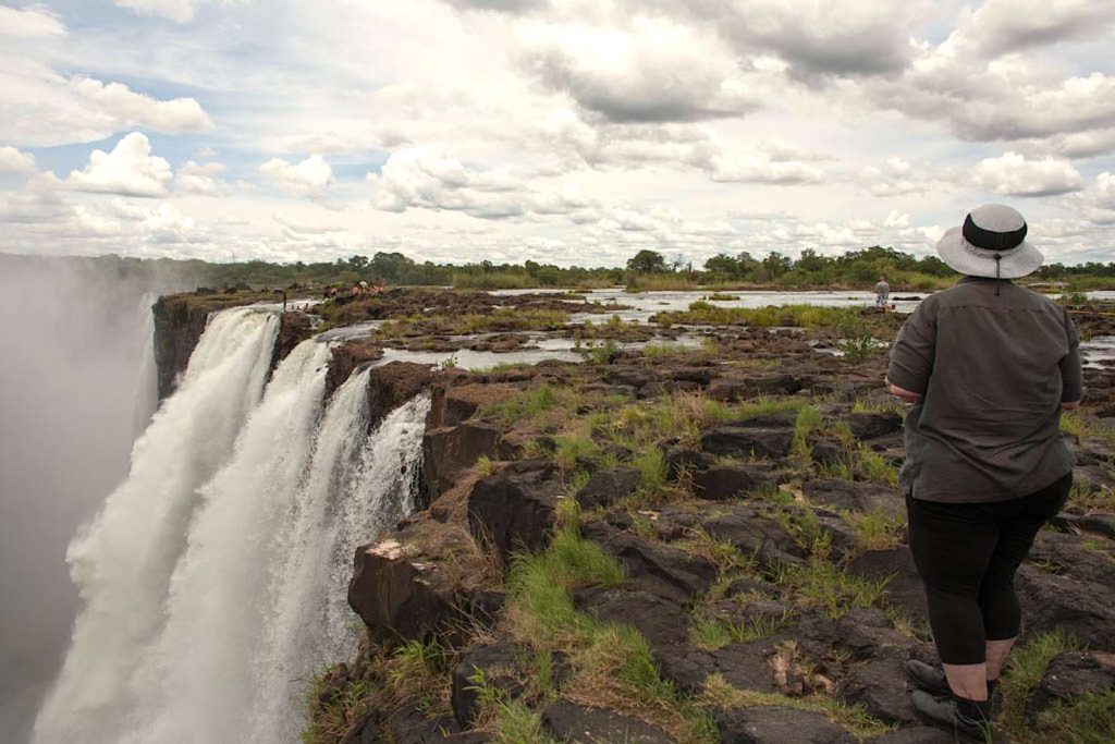 Una turistica cascata sul confine della Zambia (Charles Haynes)


