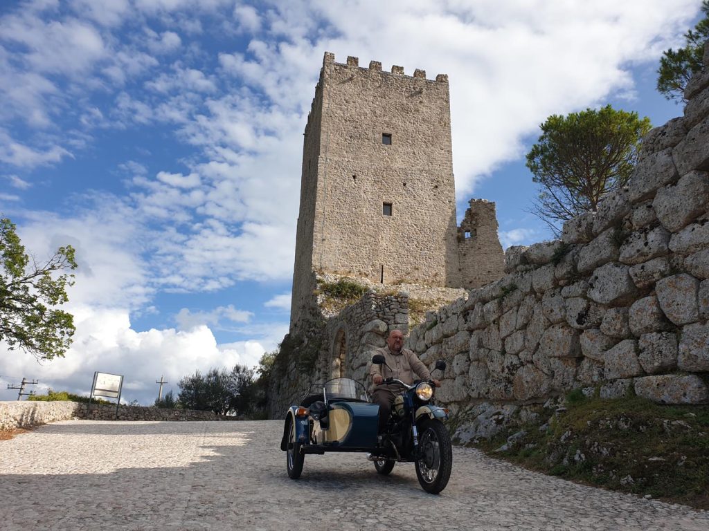 Claudio Visentin che inforca la moto da ferma... (Pietro Visentin)