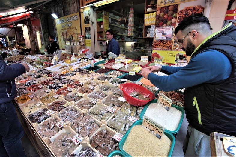 Aromi e sapori profusi dalle spezie al mercato giornaliero di Ballarò all'Albergheria (T. Stiano)