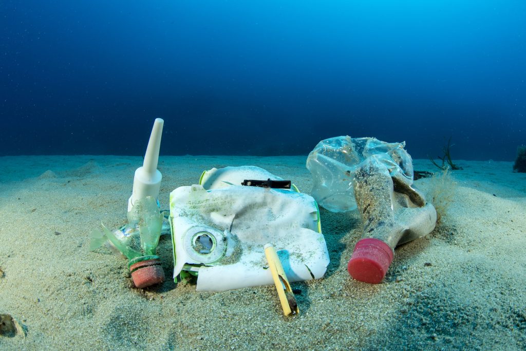 I fondali marini si trasformano spesso in discariche. (Franco Banfi)