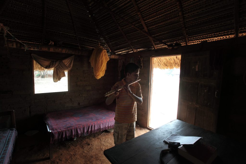 Francisco, 12 anni, mentre si esercita con il flauto traverso a casa