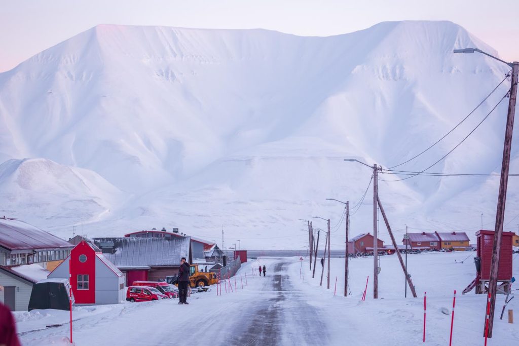 La strada principale scende dall’alto di Longyearbyen fino al fiordo (Ottavio Giannella)
