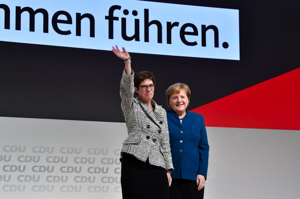 Annegret Kramp-Karrenbauer, più nota come AKK o mini-Merkel, probabile erede della «Mutti» (AFP)