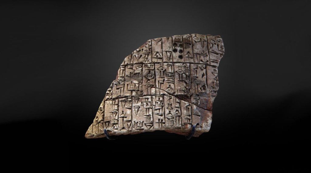Un frammento di un cono di argilla, con inscrizioni di Urukagina, risalente al 2500 a.C.; appartiene alla collezione del Museo del Louvre a Parigi (Marie-Lan Nguyen)