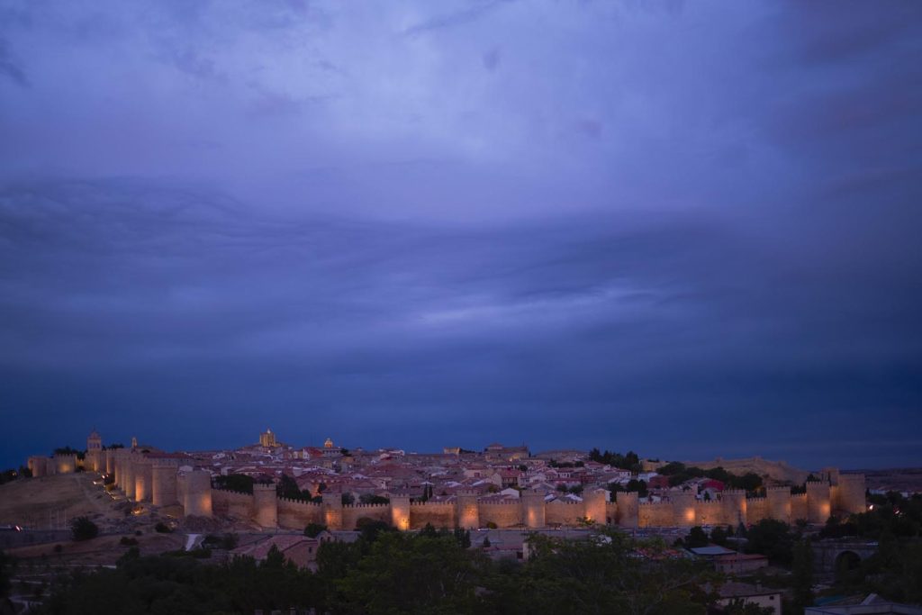 La città vecchia di Avila, circondata da imponenti mura cittadine composte da otto porte monumentali, 88 torri di avvistamento e più di 2500 torrette