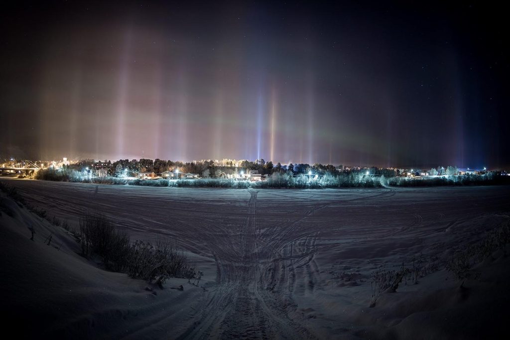 I pilastri di luce sono un fenomeno ottico causato dalla luce che interagisce con i cristalli di ghiaccio nell'aria a temperature gelide (Marvin Pope)
