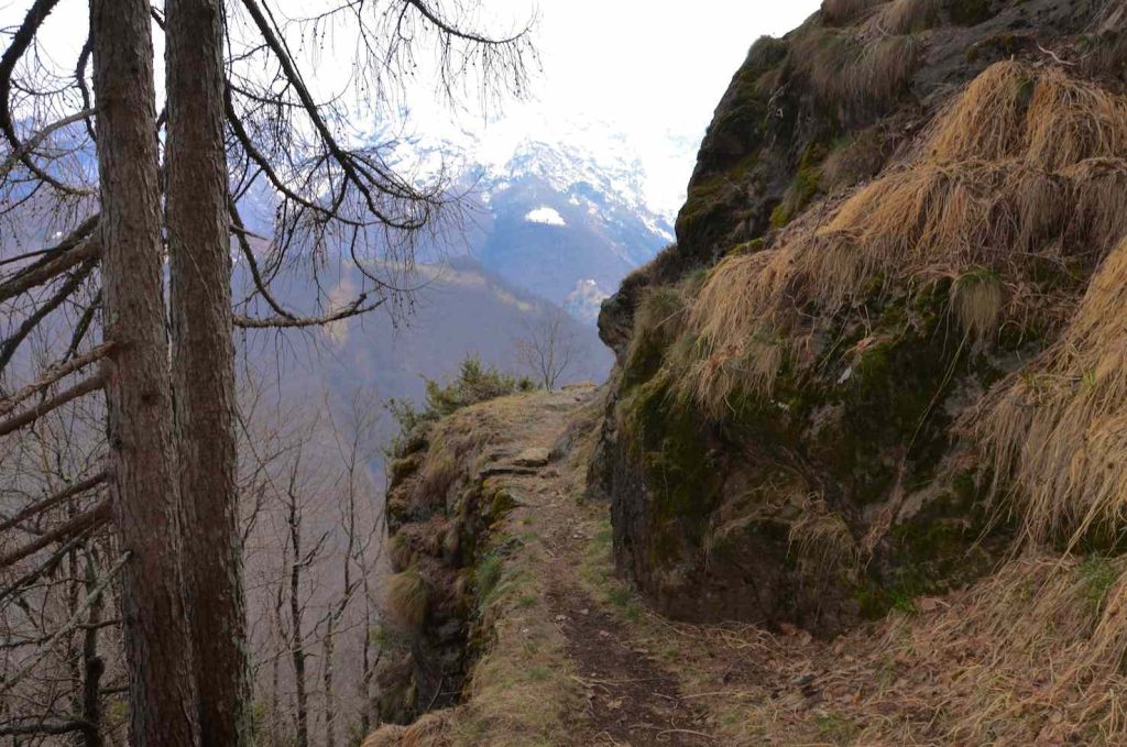 Via del mercato Sentiero sospeso sopra pareti rocciose