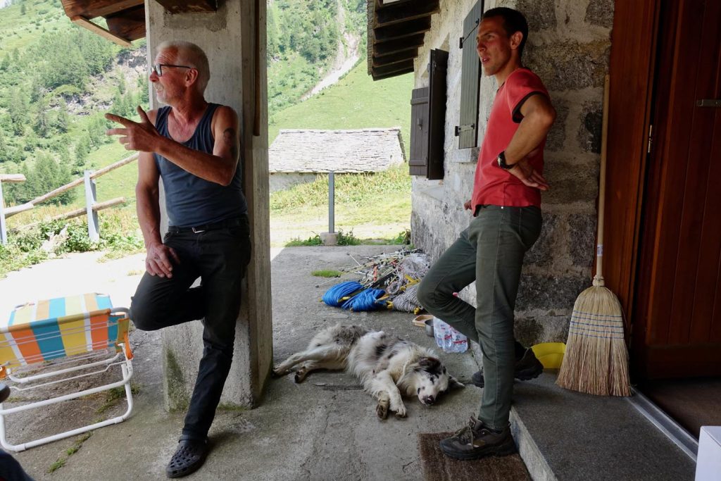 Alfredo e l'aiutante bergamasco (con la maglietta rossa) in pausa dopo il lavoro