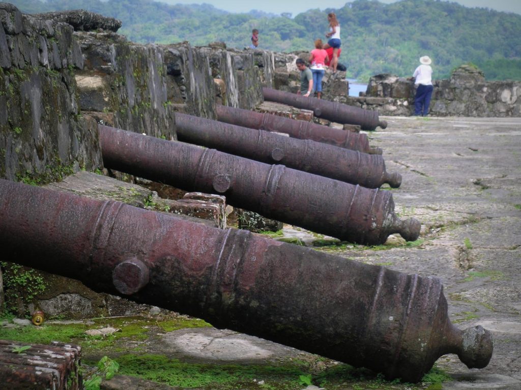 Vecchi cannoni al Forte di Bateria de Santiago a Portobelo