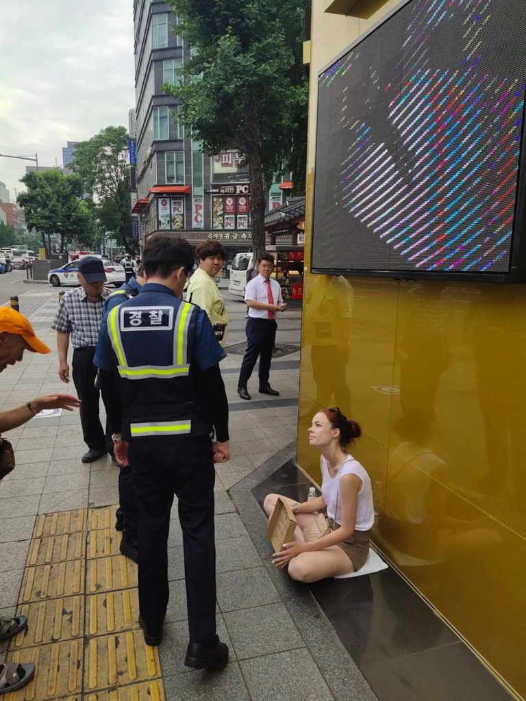 La nuova moda di turisti «ricchi»: fare gli accattoni nei paesi poveri (kiwifarms.net)