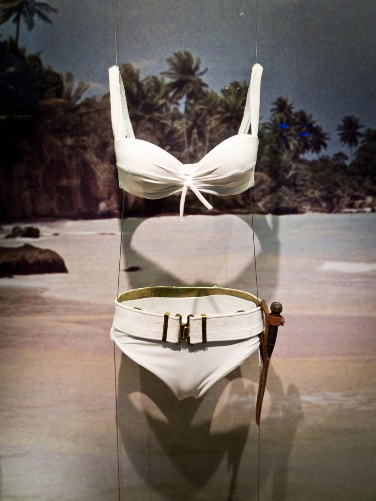 Il famoso bikini indossato da Ursula Andress nei panni di Honey Ryder nel film di James Bond del 1962, in mostra nell’atrio dell’edificio TIFF a Toronto come parte di della mostra «Designing 007: 50 years of Bond Style» (Paul Gorbould)