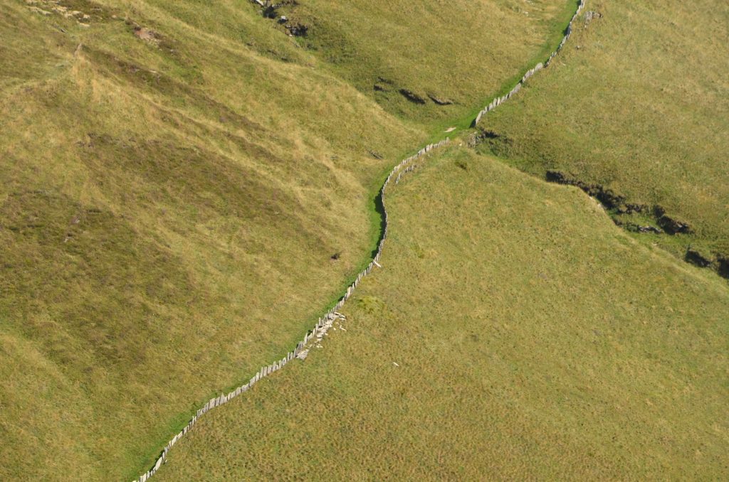 Lastre di pietra delimitano il sentiero e le proprietà