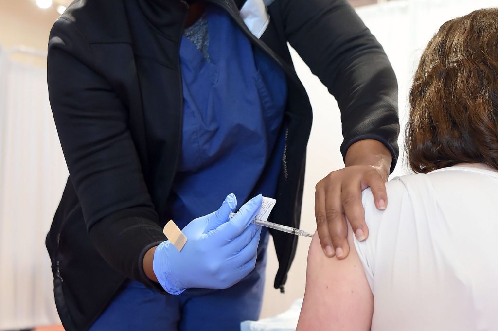 L’Fmi stabilisce un legame forte tra il livello di vaccinazioni e le prospettive di crescita autunnali (Shutterstock)