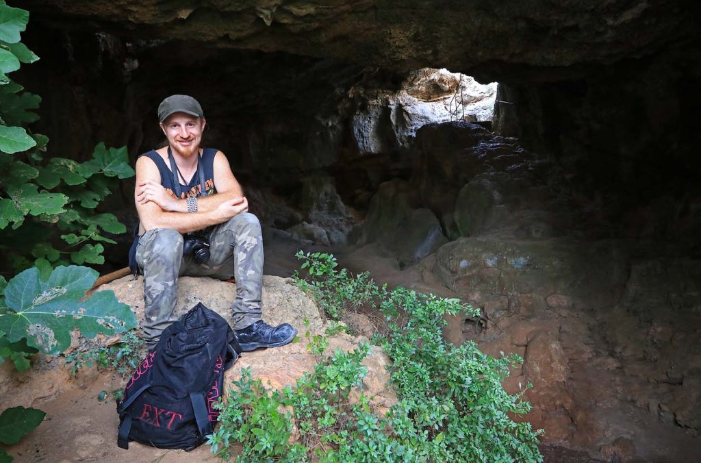 Conoscitore del parco ed esploratore solitario: Vincenzo, all’interno della grotta