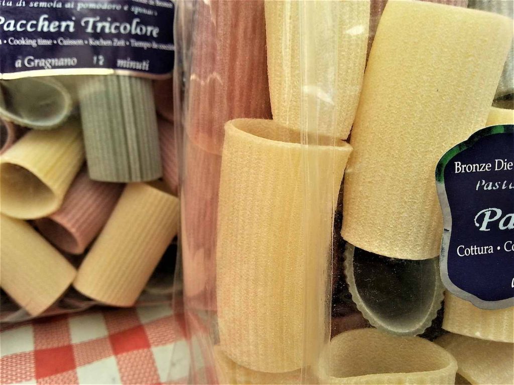 Una bizzarra leggenda vuole che i paccheri siano stati inventati per poter contrabbandare spicchi d’aglio (Jordiferrer)