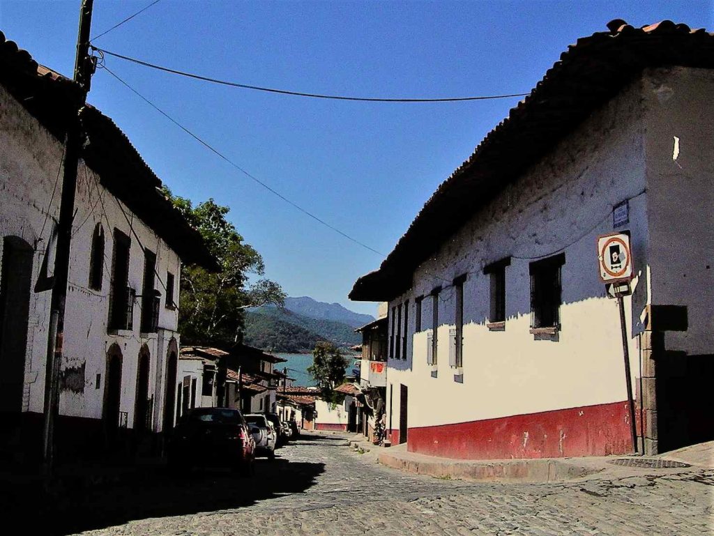 Una via di Valle de Bravo